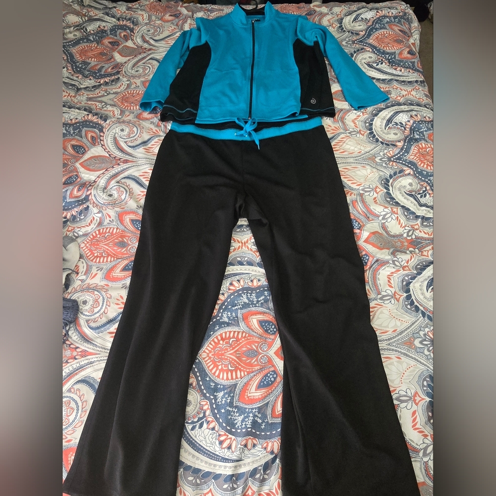 3X Be Inspired Black and Blue 2 Piece Activewear. Has Some Picks. See Photos.
